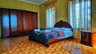 Гостевой дом Beautiful World Кутаиси Двухместный номер с двуспальной кроватью и дополнительной кроватью-4