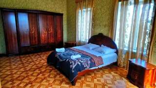 Гостевой дом Beautiful World Кутаиси Двухместный номер с двуспальной кроватью и дополнительной кроватью-5